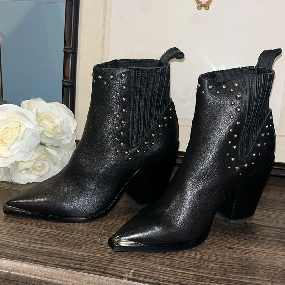 Kenneth Cole Bynona /West Side Studded Leather Western Black Booties EUC sz 5.5